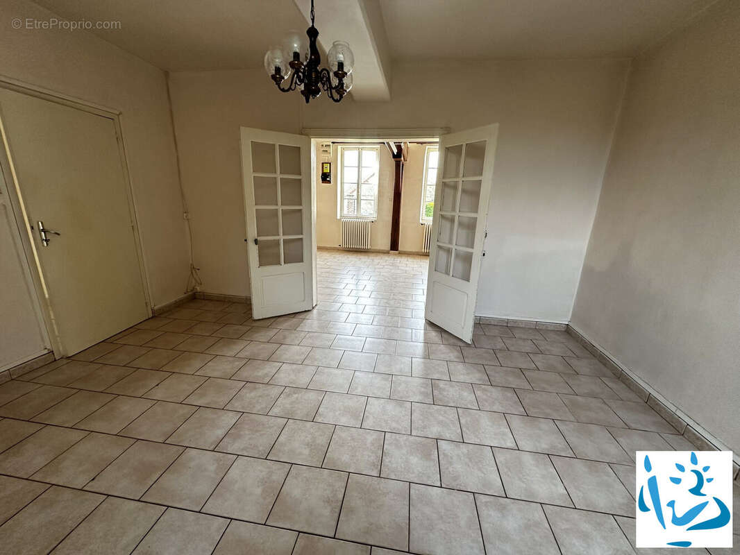 Maison à LA CELLE-SAINT-CYR