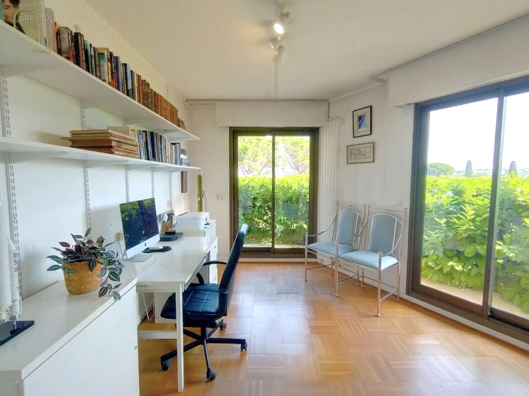 Cannes marina: rare ! superbe rez-de-jardin - garage + cave - photo 8