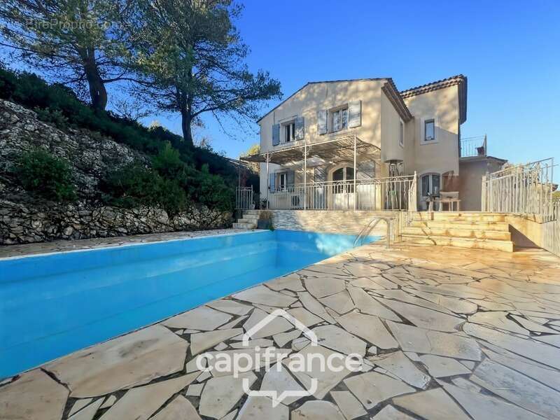 Domaine et Golf de Pont Royal, belle  propriété de 290 m2 établie sur un terrain de 2600 m2, cinq chambres, un bureau, piscine,  - photo 4