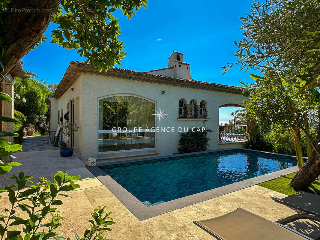 A vendre villa 6 chambres en suite piscine pool house vue mer panoramique sur st-tropez garages et parkings - photo 14