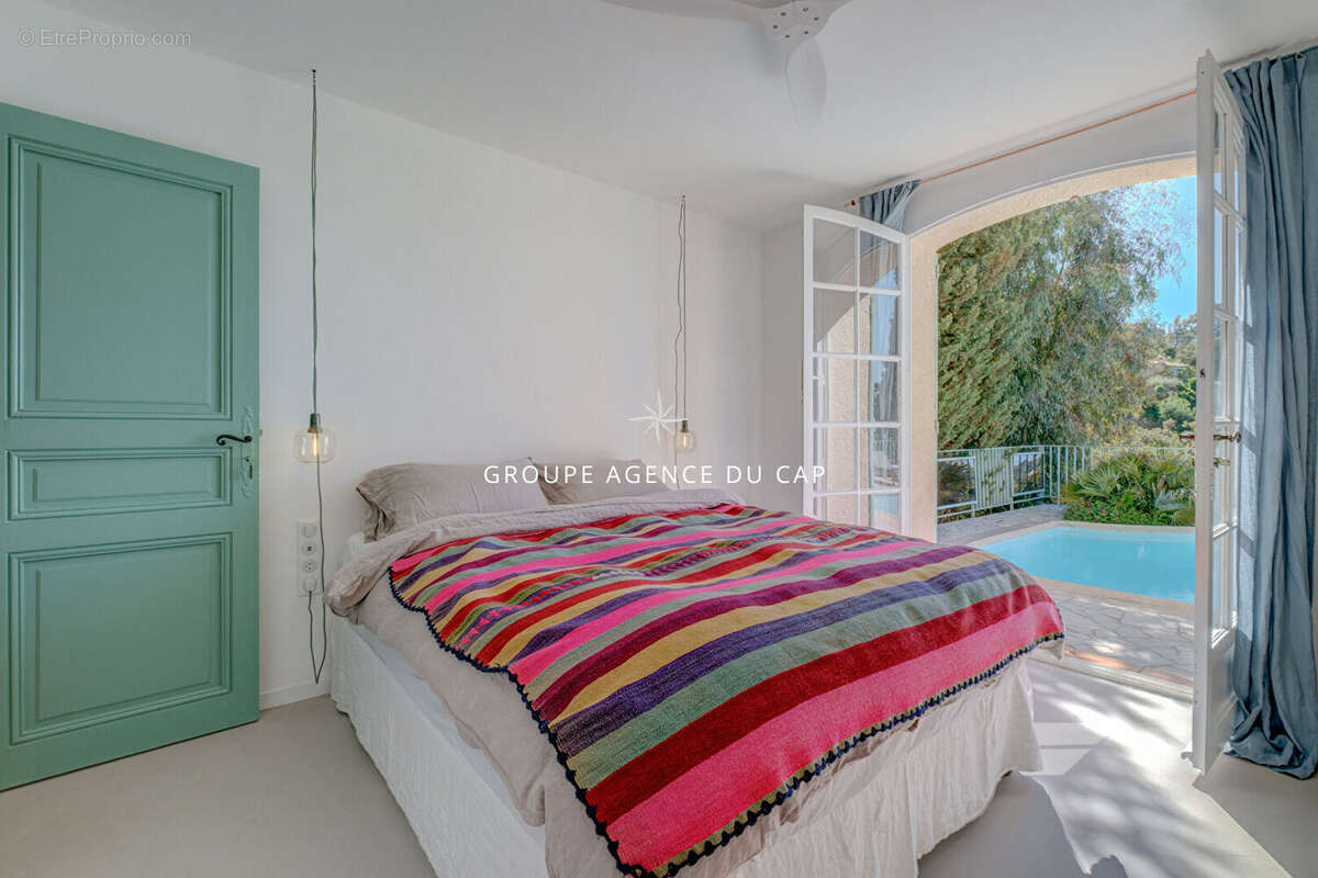 Vue mer sur le golfe de saint tropez provencale de charme renovee avec piscine garage et sous sol aux issambres - photo 12