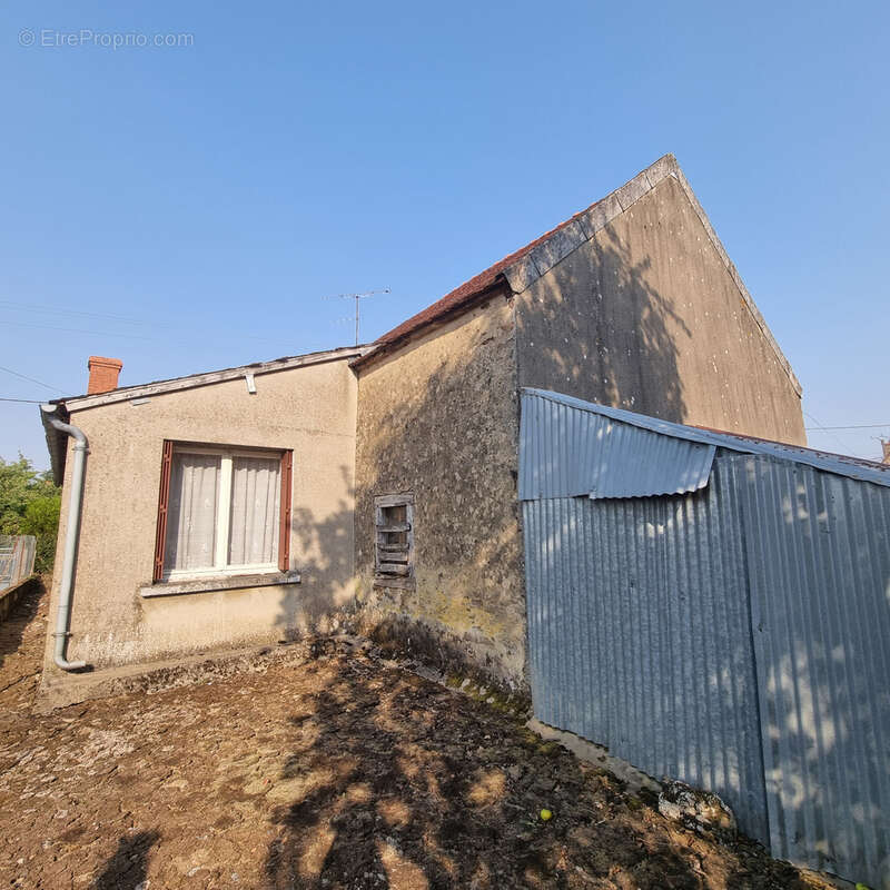 Longère sur 1 329 m2 de terrain clos ! - photo 18