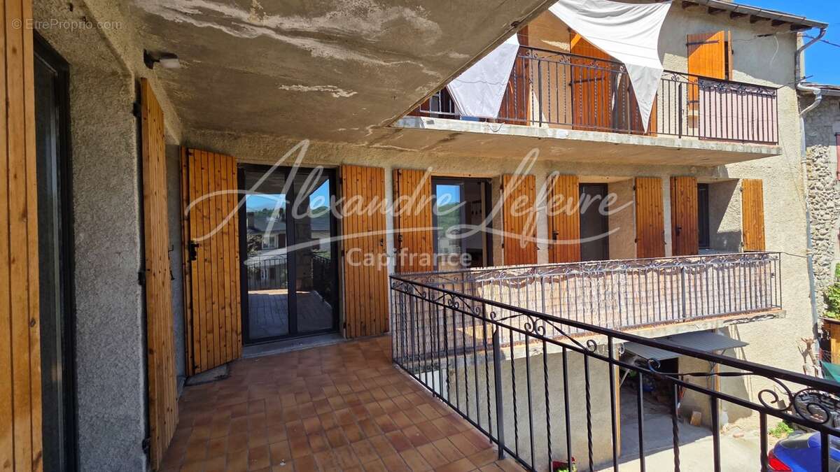 Angoustrine – Appartement T4 rénové avec beaux volumes - photo 14