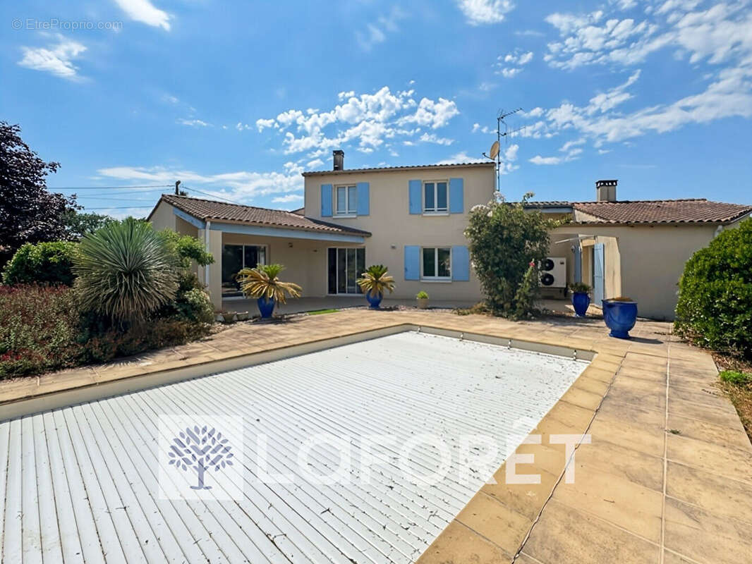 À vendre, maison contemporaine 4 pièce(s) 157 m2 avec un double-garage et piscine située entre GEMOZAC (17260) et SAINTES (17100 - photo 18