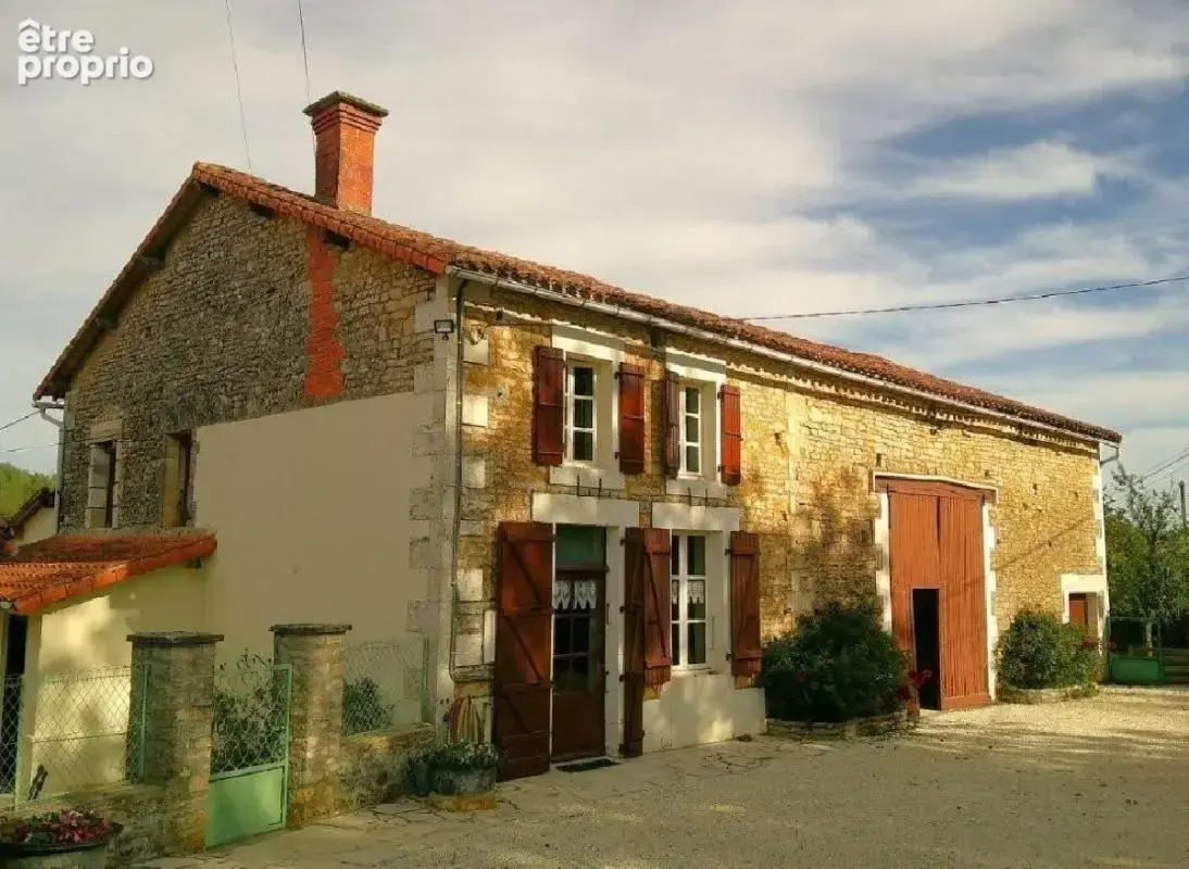 Maison 5 pièces 128 m² à vendre à Nanteuil-En-Vallee (16460) - photo 2