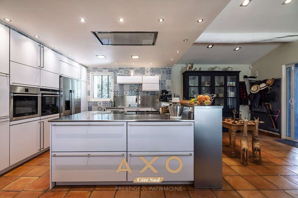 Jouques  villa t8 de plain-pied  studio indépendant  piscine  jacuzzi  3 garages  990 000  - photo 8