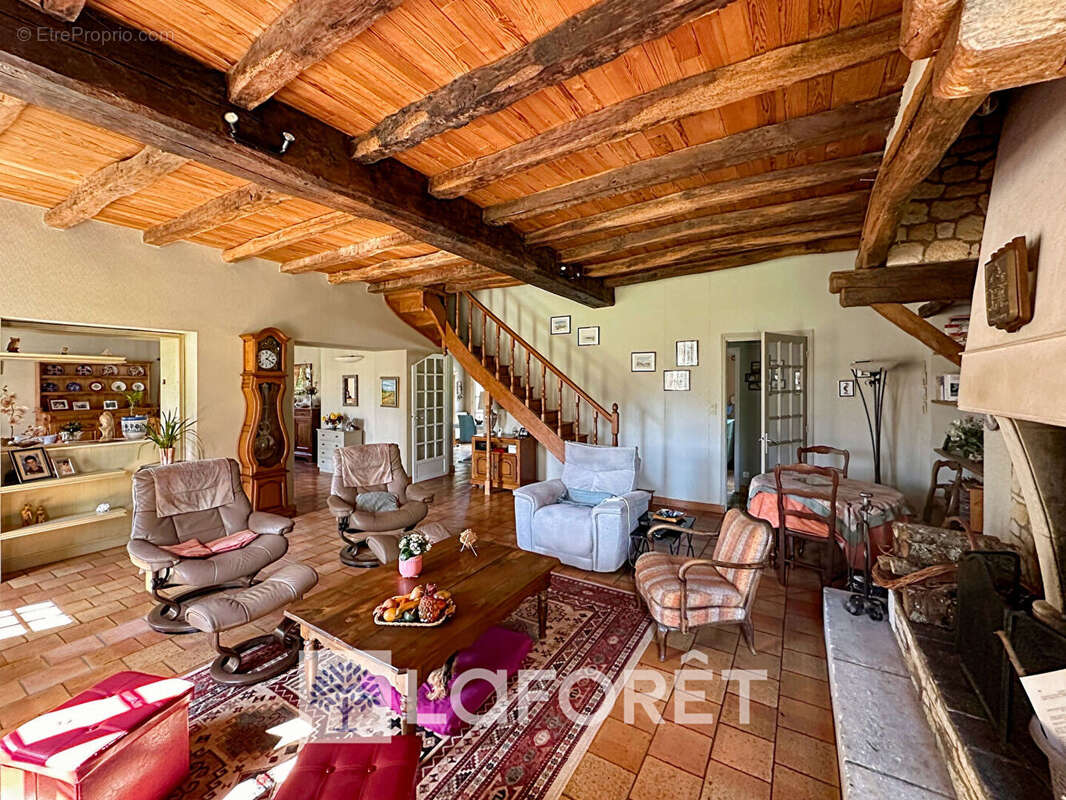 Maison à SAINT-GENIS-DE-SAINTONGE