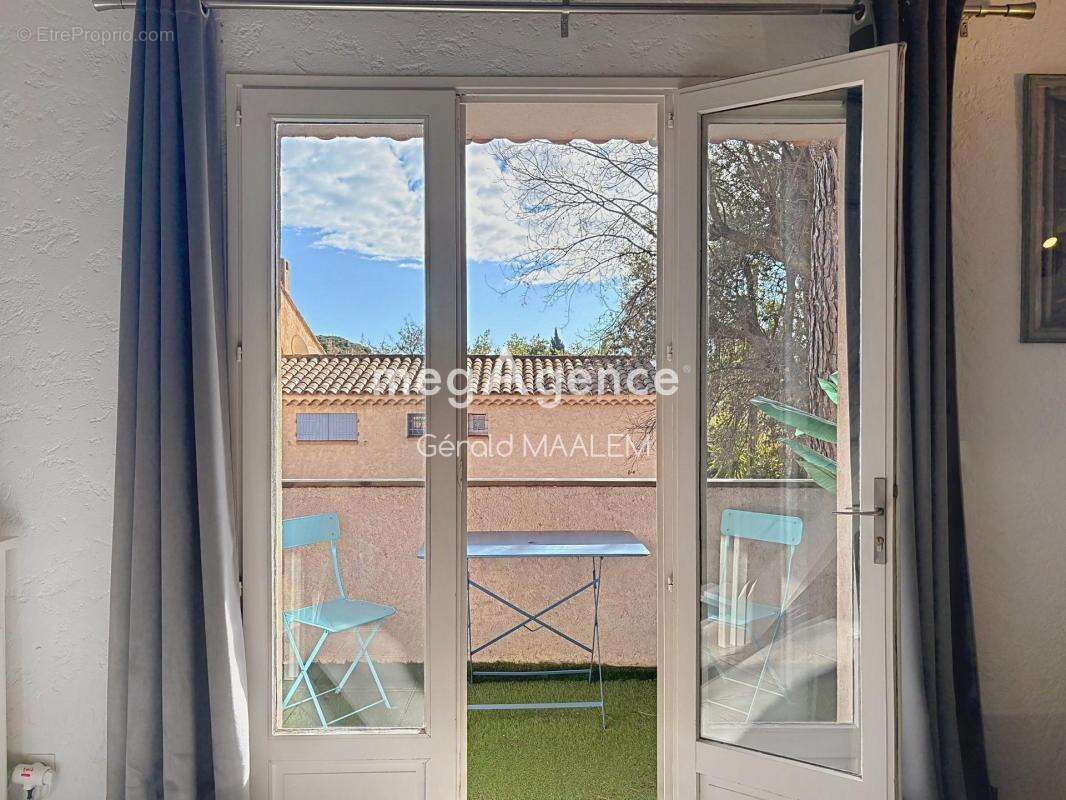 Appartement à ROQUEBRUNE-SUR-ARGENS
