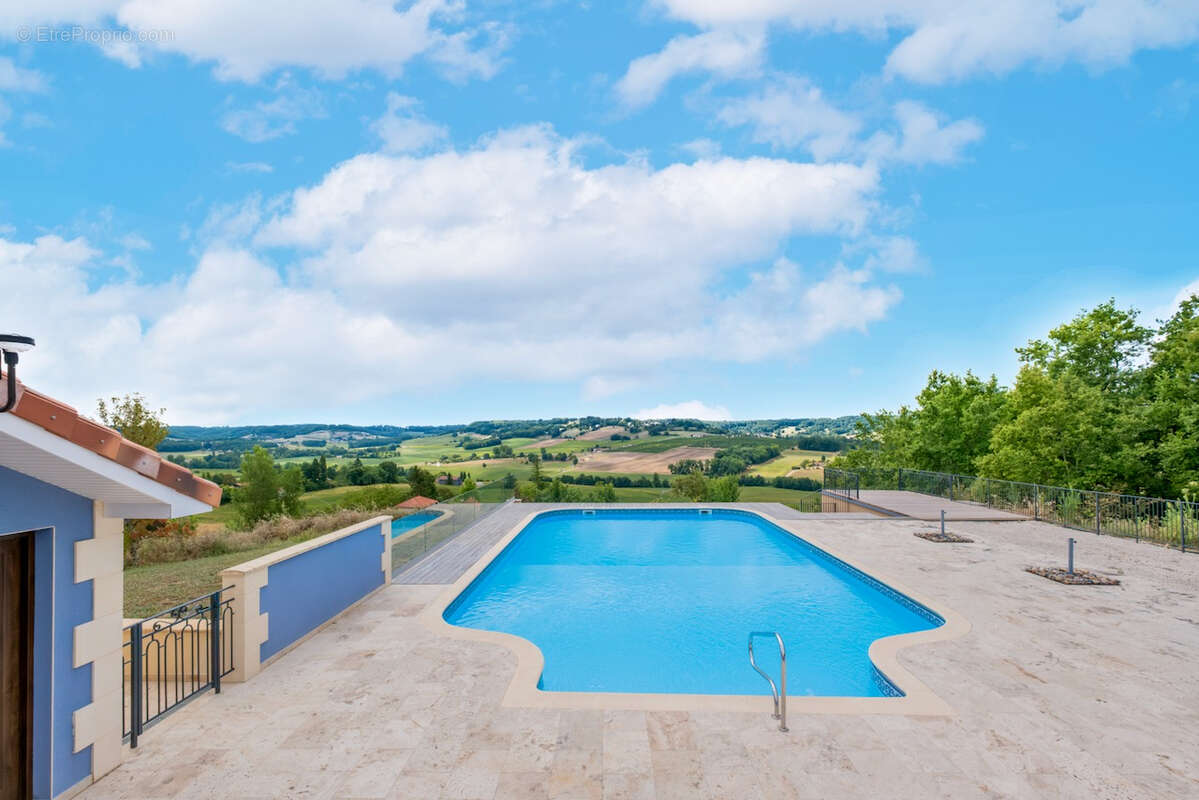 Maison de prestige d'environ 423m2 avec vue panoramique, piscine, gîte indépendant de 80m2 et prestations haut de gamme dans le  - photo 3