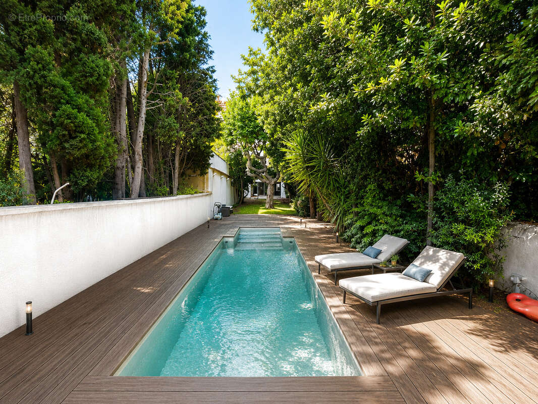 13008 Carré d'or - Propriété de caractère avec jardin et piscine   Marseille - photo 3