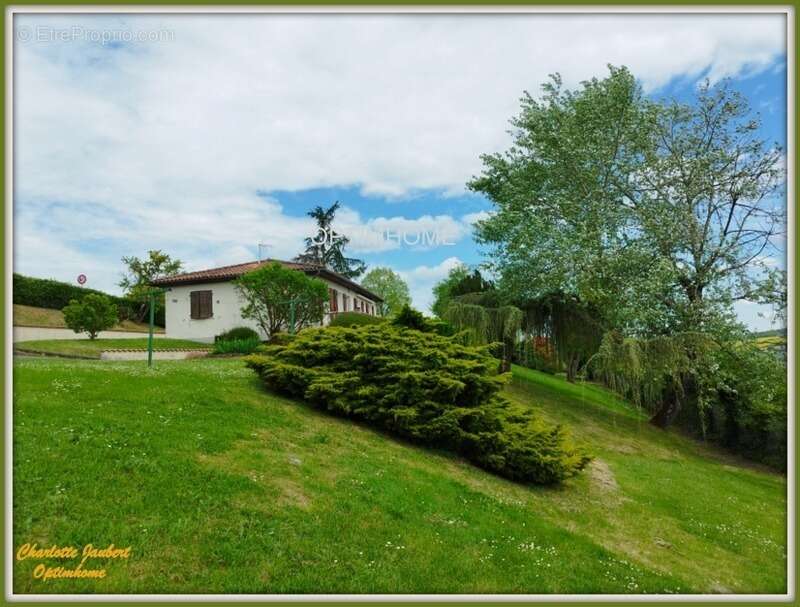 Maison à MONTMOREAU-SAINT-CYBARD