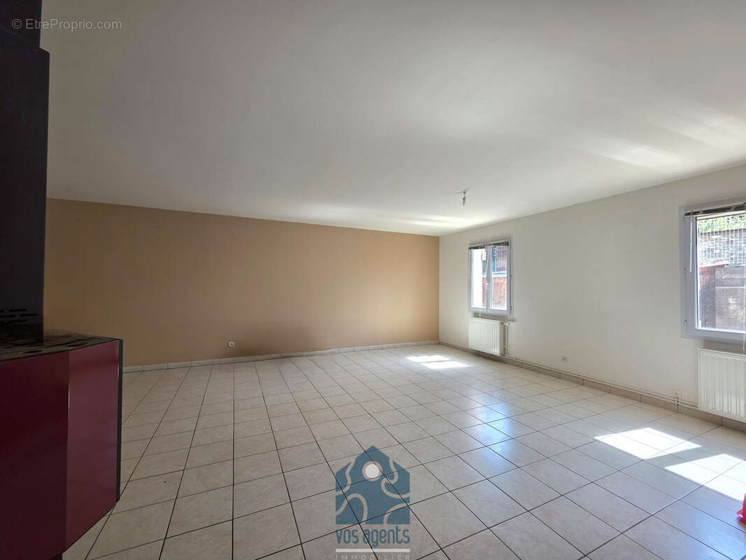 Maison de plain pied avec terrasse, garage, veranda et annexes - photo 3