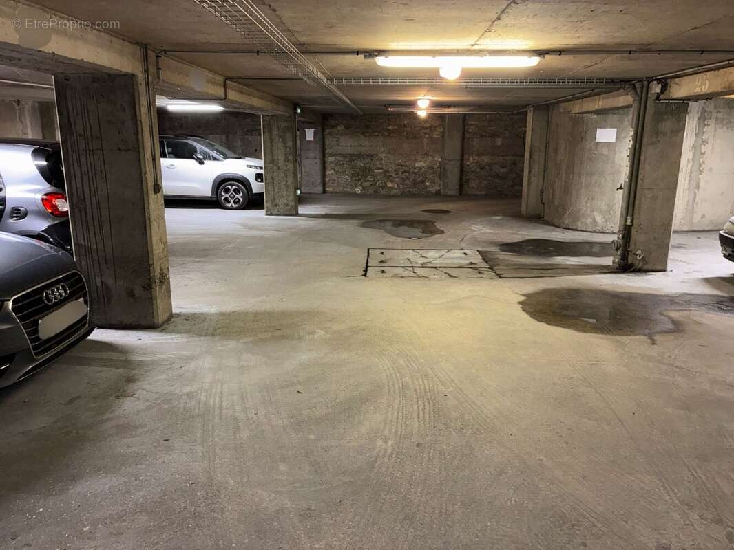 Parking à PARIS-18E