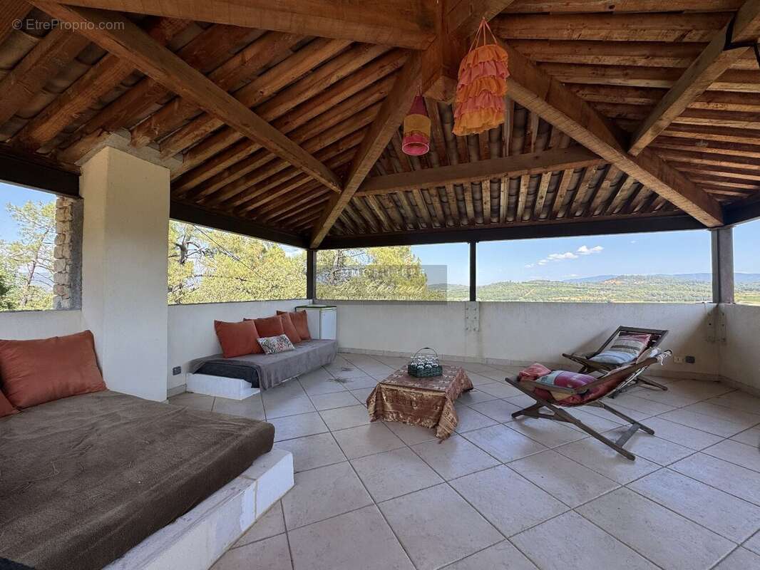 À Gordes, charmante maison en pierre de quatre chambres avec vue dégagée sur le Luberon. - photo 9