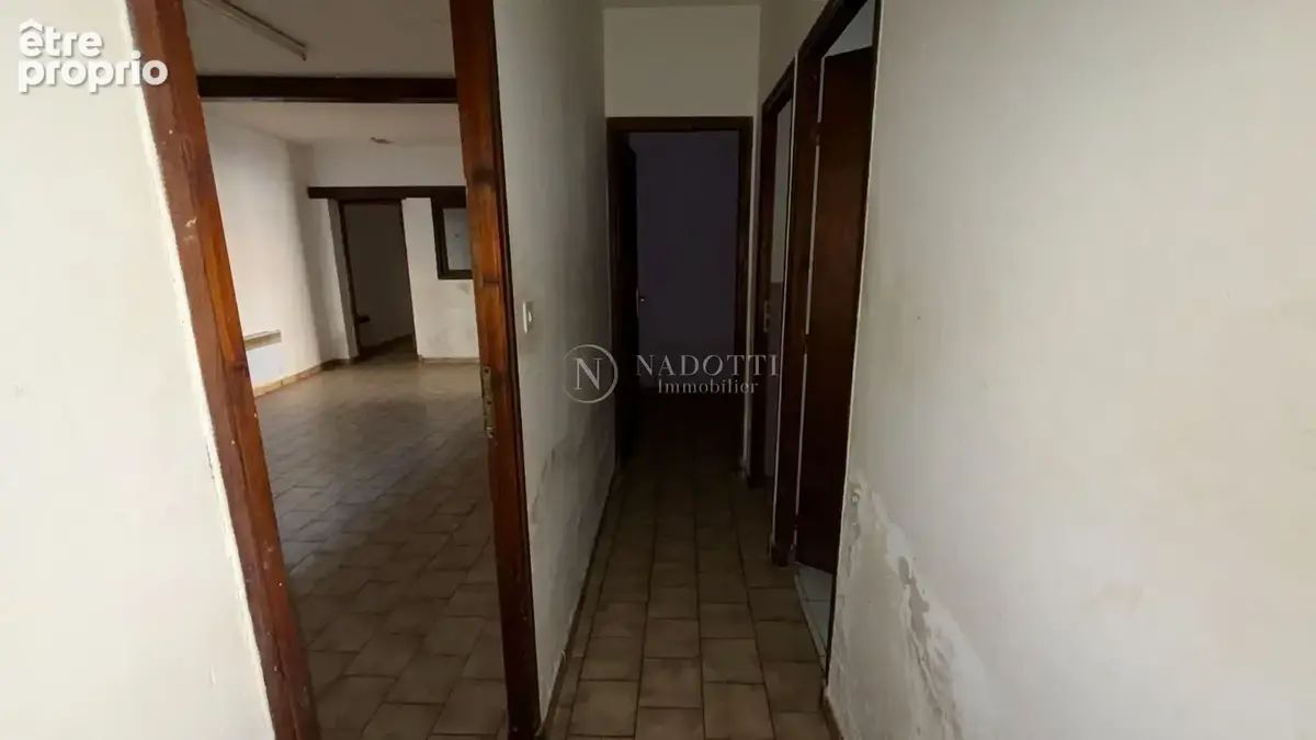 Appartement à rénover avec cour et place de parking - photo 7