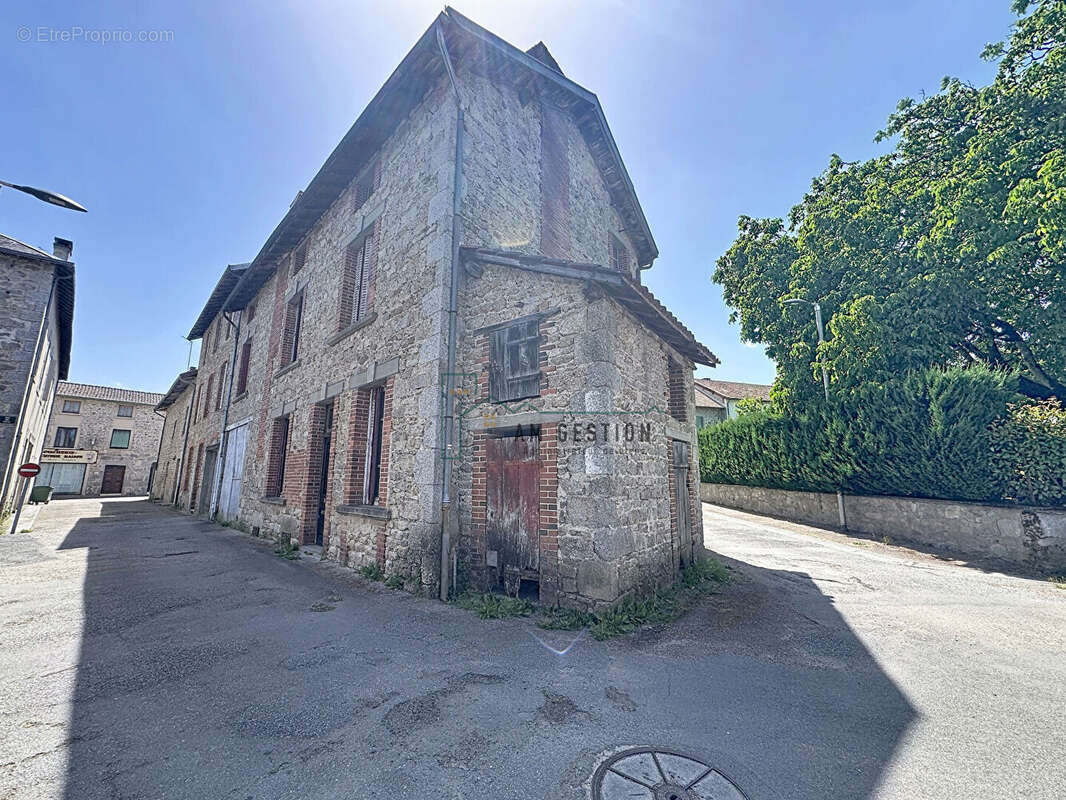 Maison à SAUVIAT-SUR-VIGE