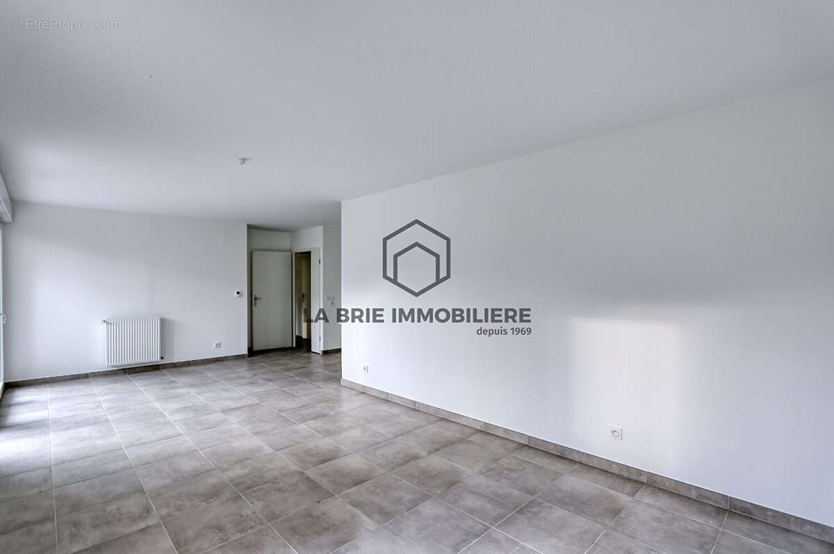Appartement 70 m² à Emerainville  - photo 4