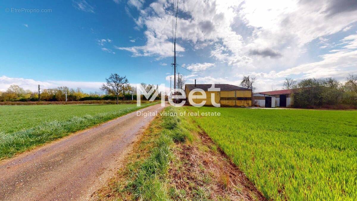 Commerce à EPINEAU-LES-VOVES