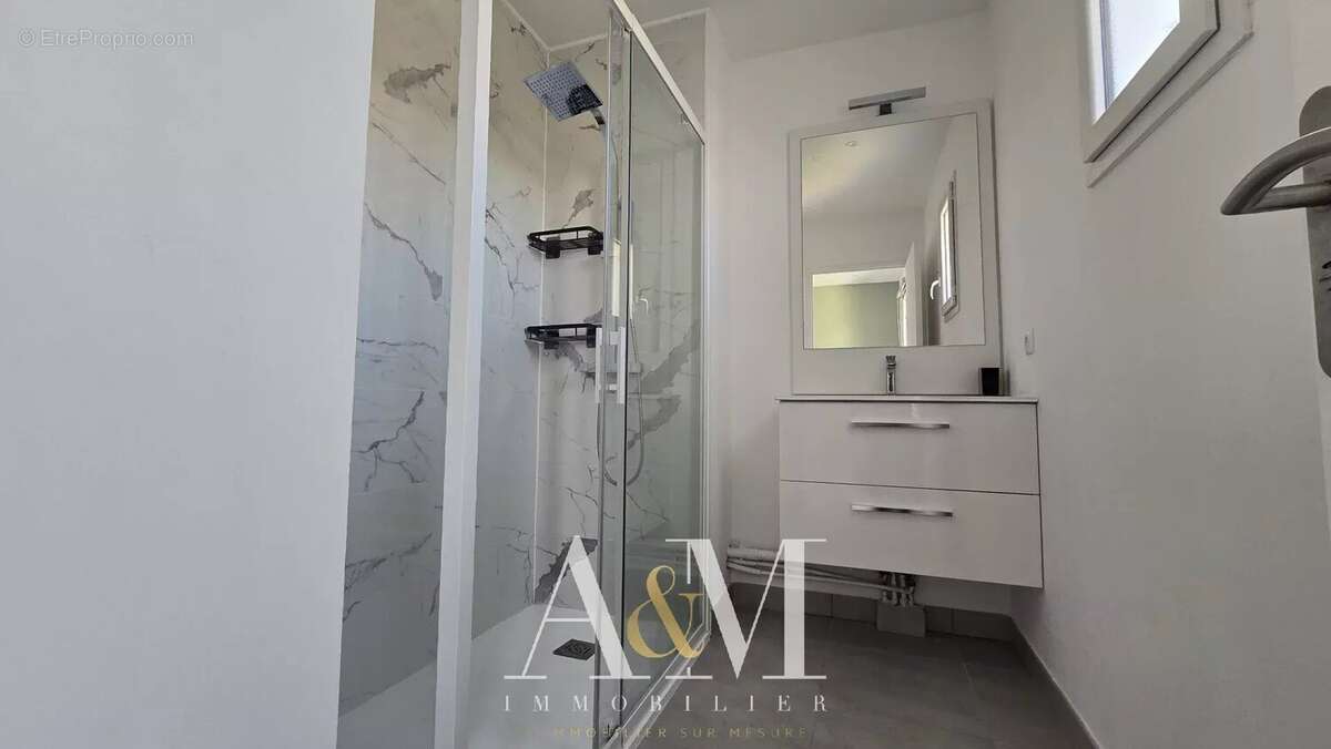 Maison à SAINT-CLEMENT-DE-RIVIERE