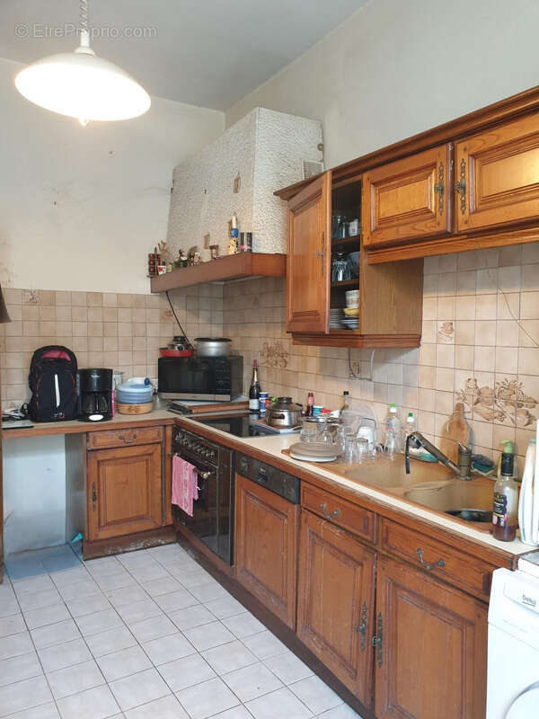  CHALAIS (16) Maison de ville à fort potentiel – 134 m² habitables + studio 39 m² – À rénover - photo 2