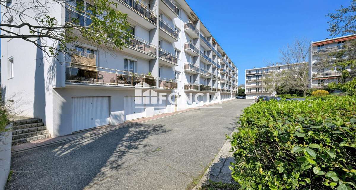Appartement f3 proche des arceaux avec cave et parking - photo 8