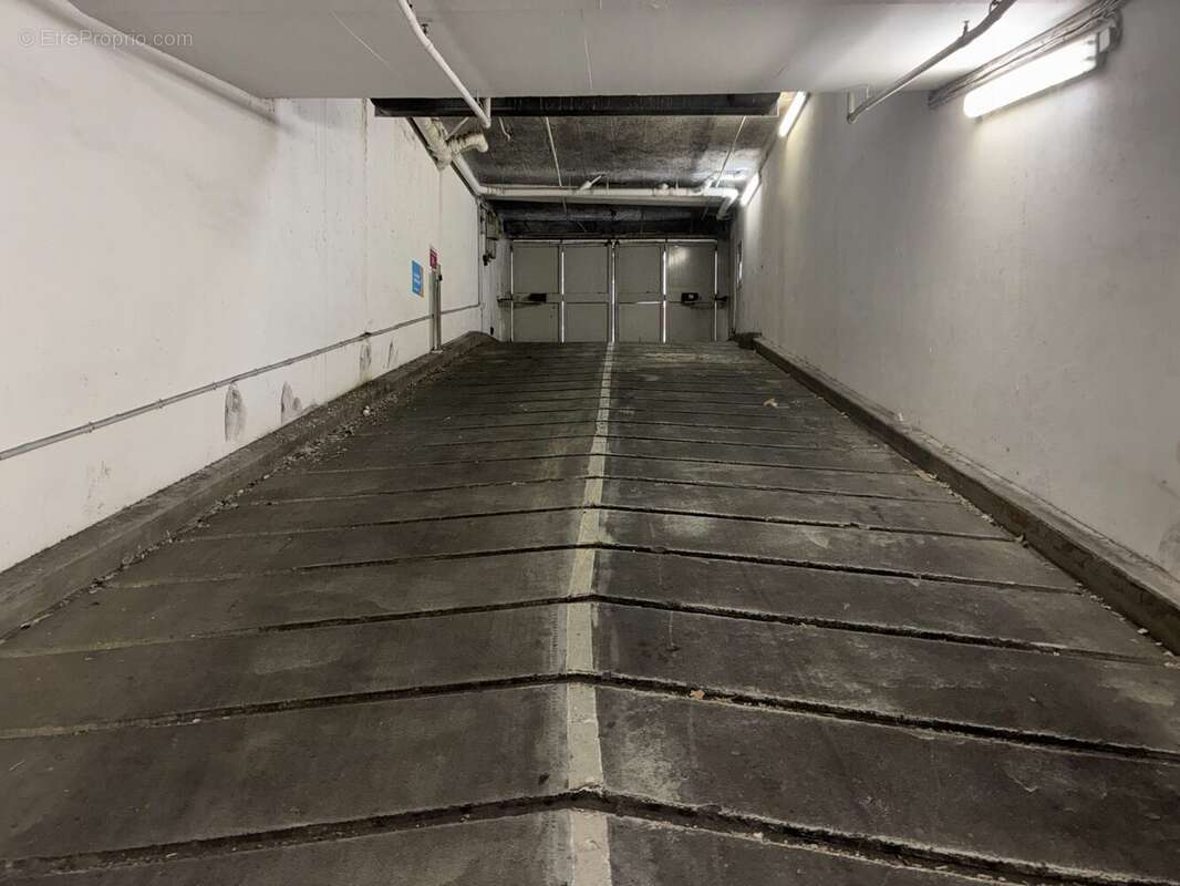 Parking à PARIS-20E