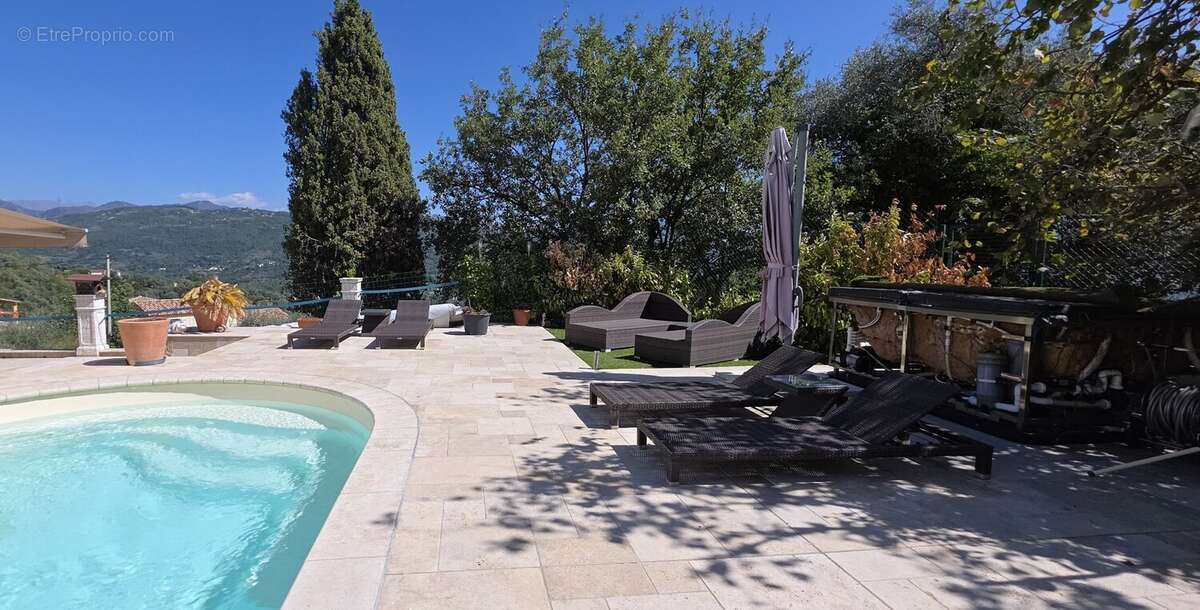 Maison à CHATEAUNEUF-VILLEVIEILLE