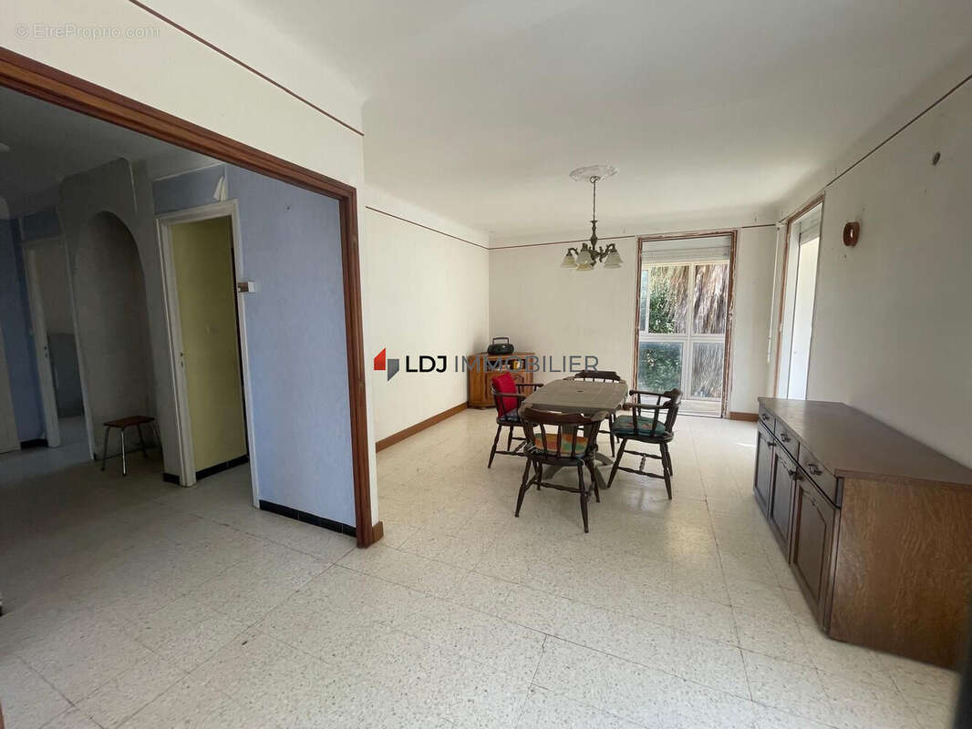 Maison à SAINT-LAURENT-DE-LA-SALANQUE