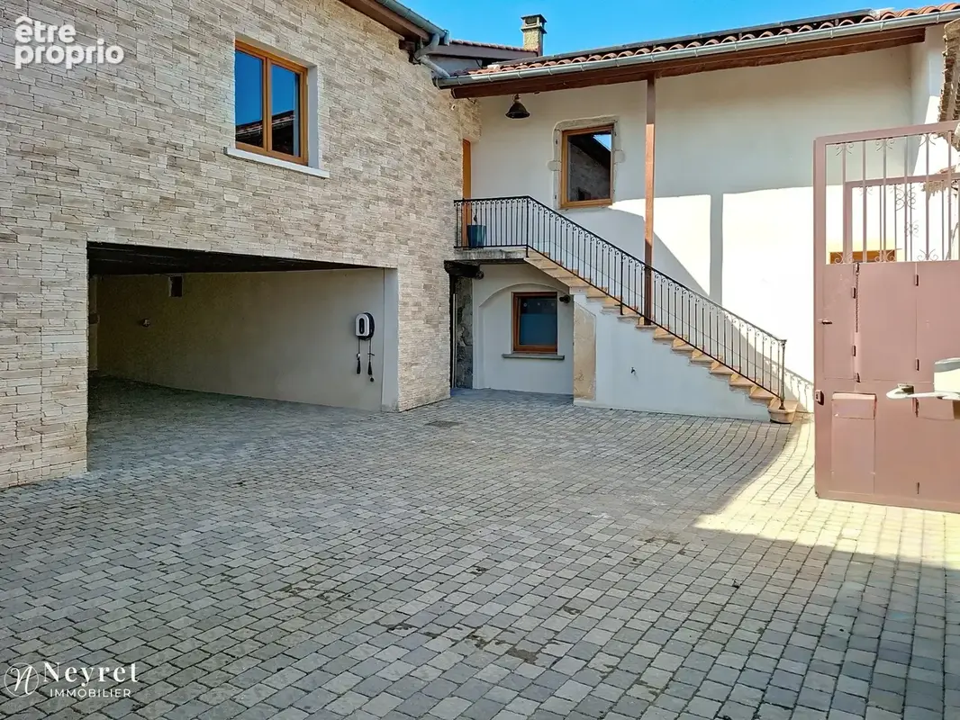 Corps de ferme rénové  de 361,51 m2 sur une parcelle de 956 m2  dont  2 T2 apportant des revenus locatifs - photo 2