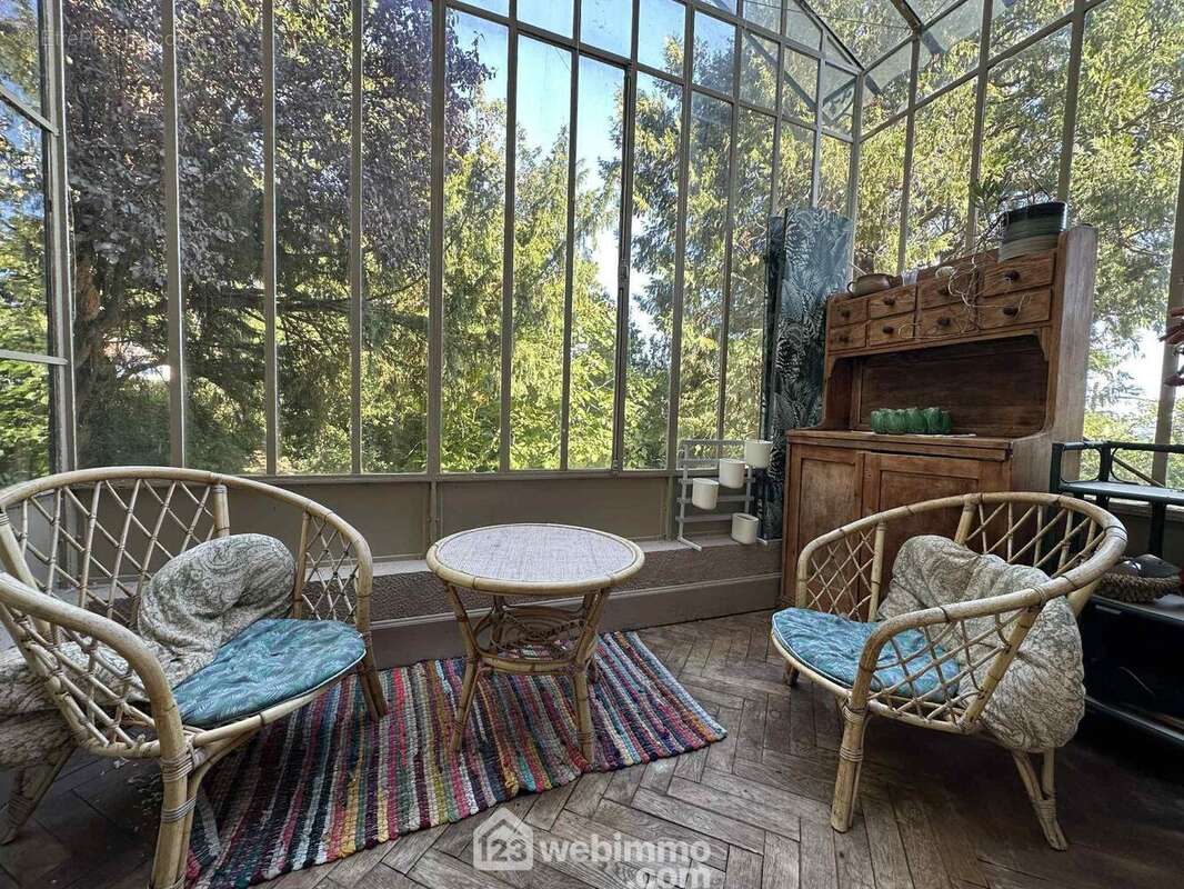 A ses cotés, une loggia chaleureuse - Maison à LAON