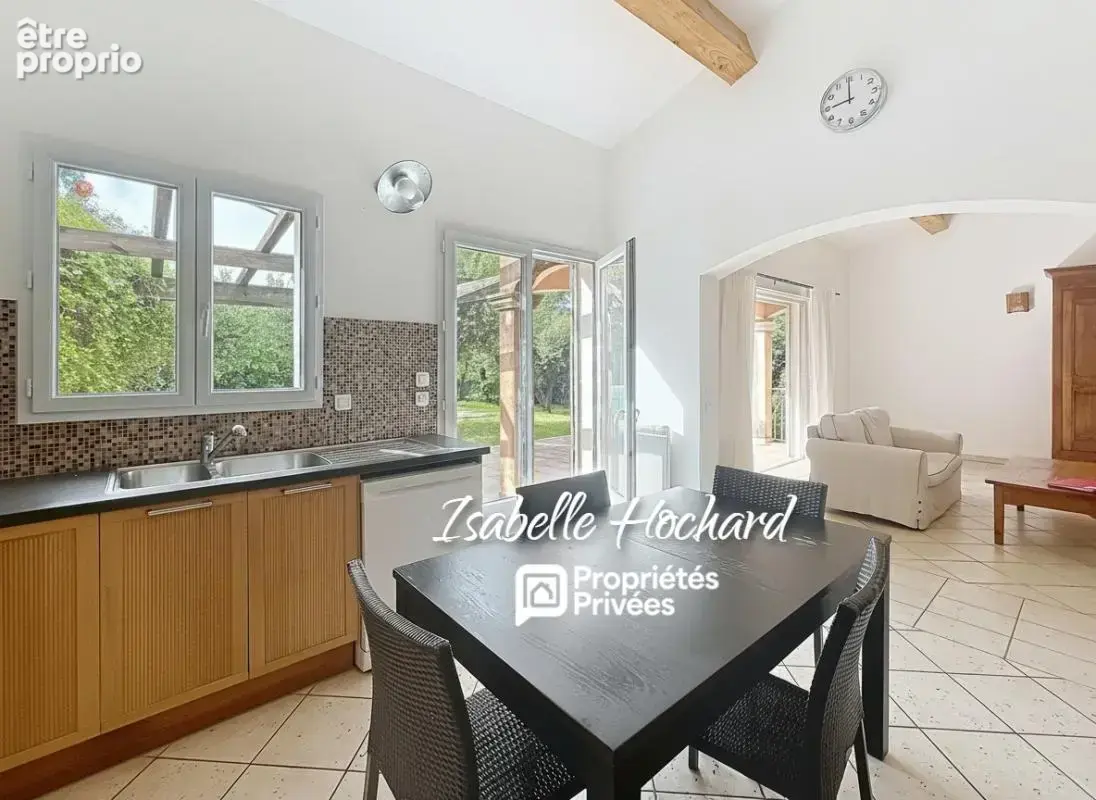 Maison familiale avec piscine, grands volumes et fort potentiel. Terrain 1 982 m² - photo 8