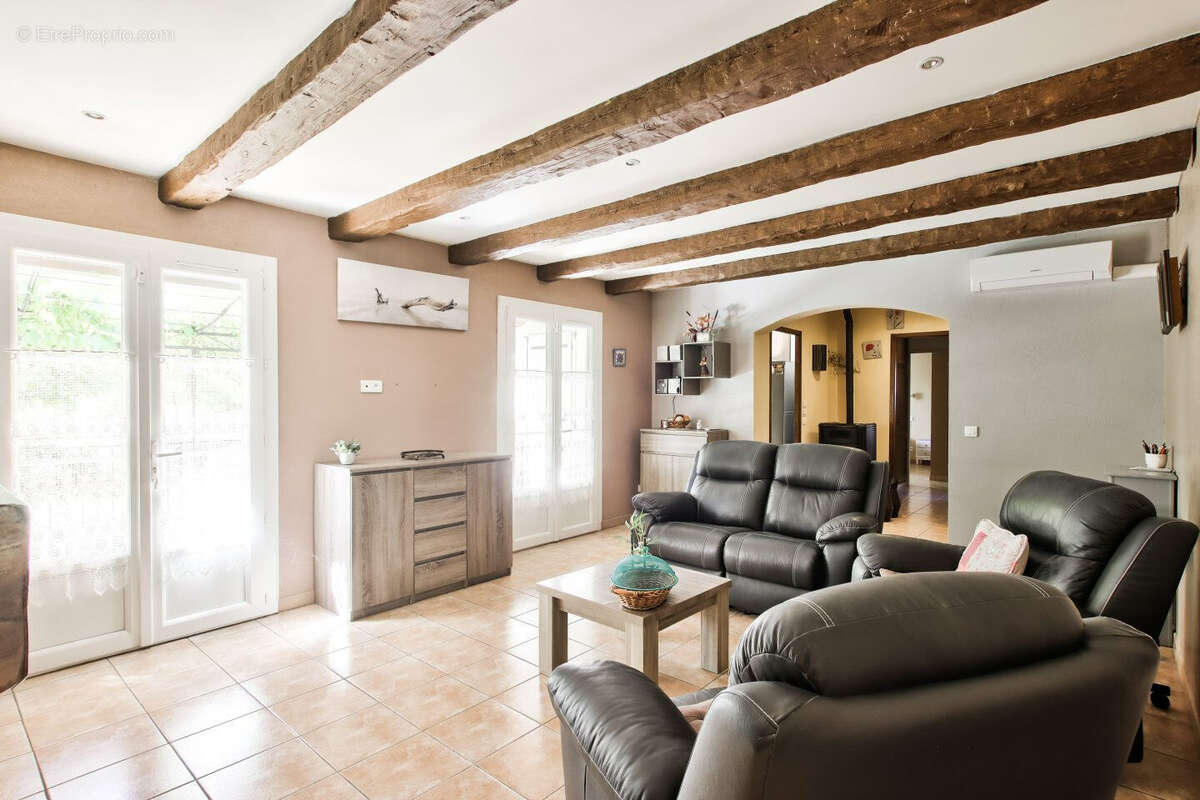 Maison de plain pied T4 de 92 m² sur 1000 m² de terrain avec 2 garages et dépendances à TAVERNES 83670 - photo 4