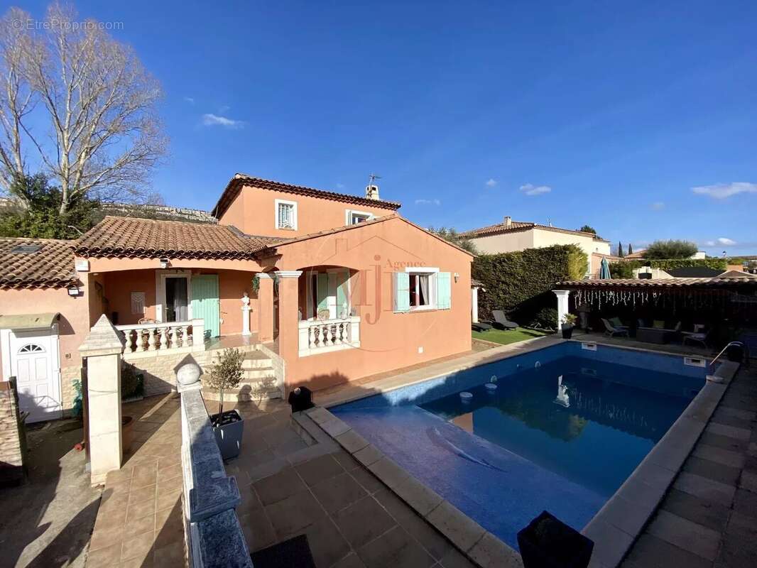 Maison à CHATEAUNEUF-LE-ROUGE