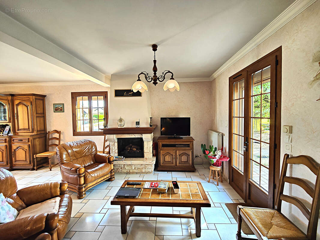 Maison à LAROCHE-SAINT-CYDROINE