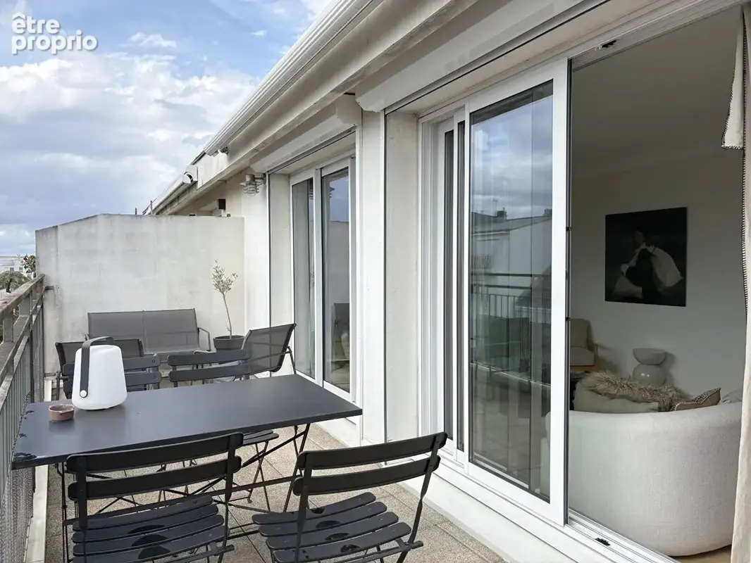 Appartement traversant 86,70 m² rénové avec goût au 6e et dernier étage avec balcons, parking et cave dans résidence de standing - photo 2