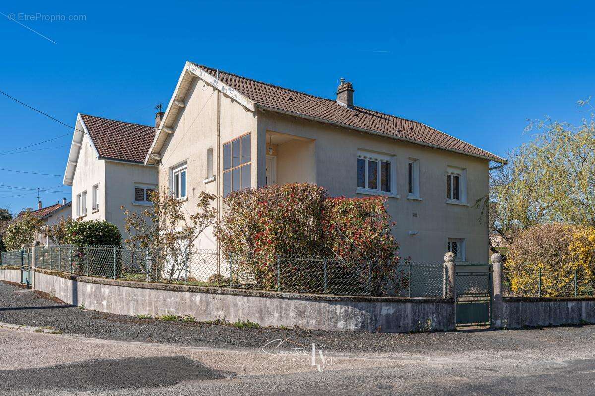Maison à SAINT-YRIEIX-LA-PERCHE