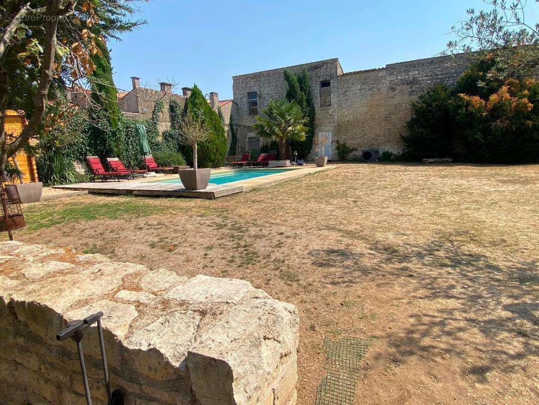 Lucon (85)- coeur de ville - demeure bourgeoise xix d'exception 5 chambres avec piscine sur parc 1440m² - photo 35
