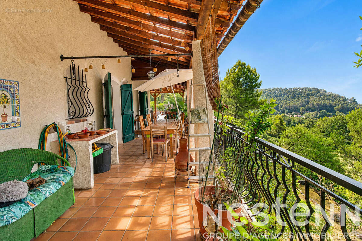 A vendre à Draguignan - Propriété de caractère avec vue panoramique, piscine et beaux volumes - photo 6