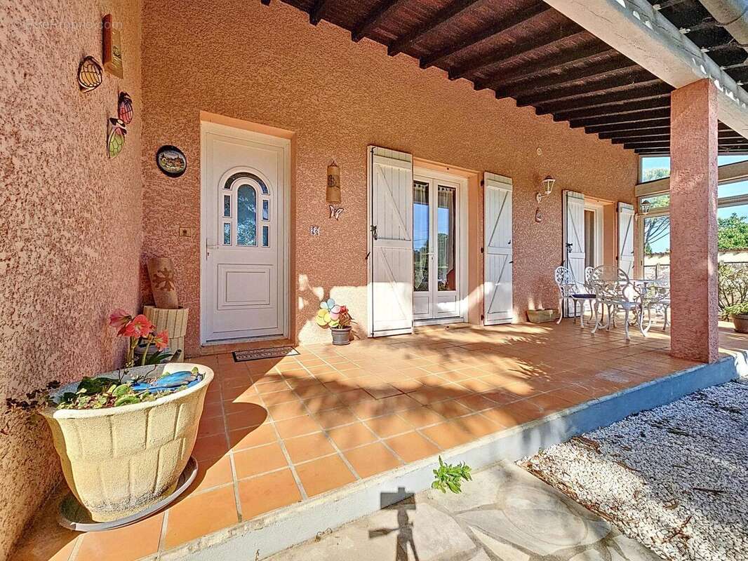 Photo 2 - Maison à VILLENEUVE-LA-COMPTAL