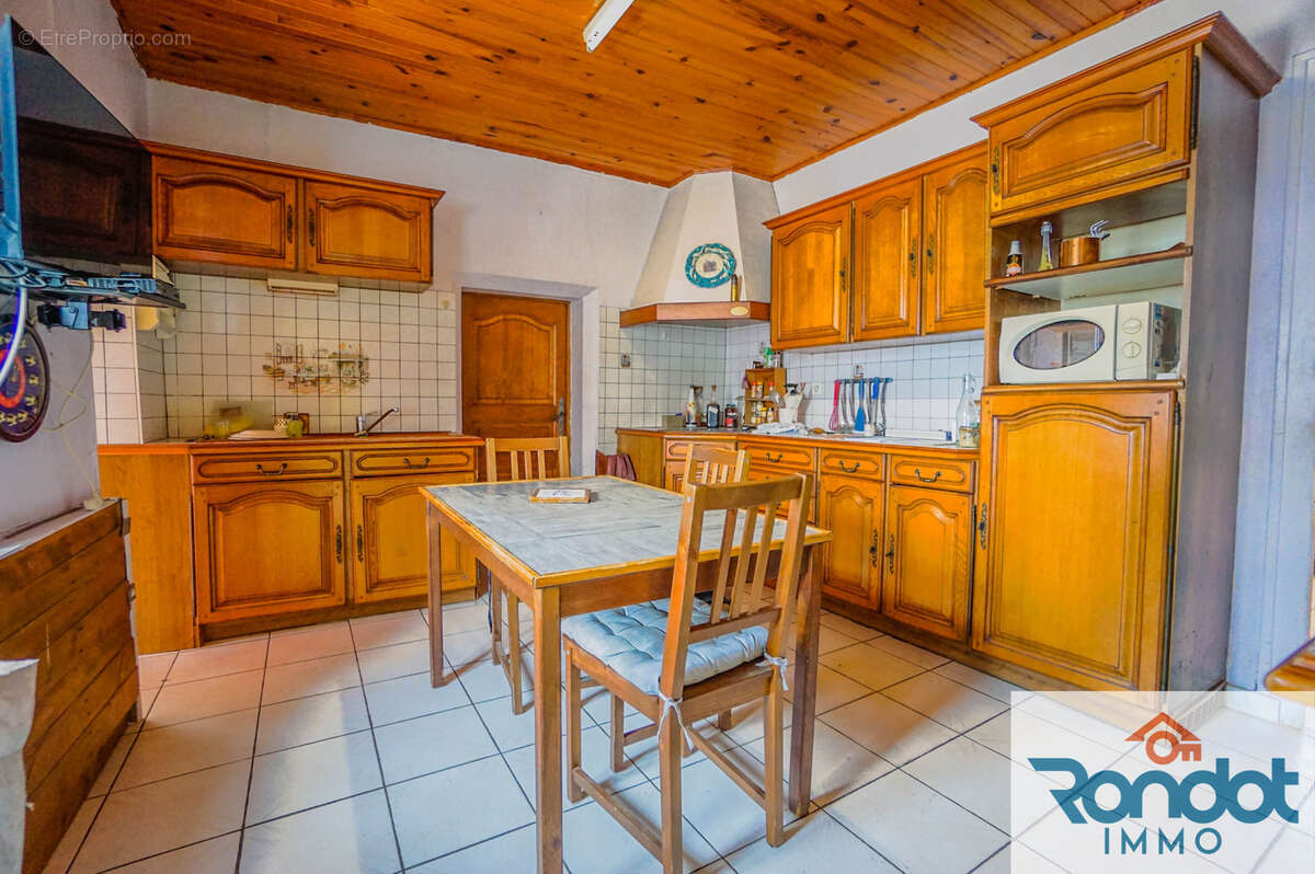 Maison 4 pièces/2 chambres d'une surface de 105 m2 sur une parcelle de 436 m2 + granges - photo 2