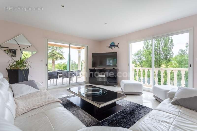 Maison à CREUZIER-LE-VIEUX