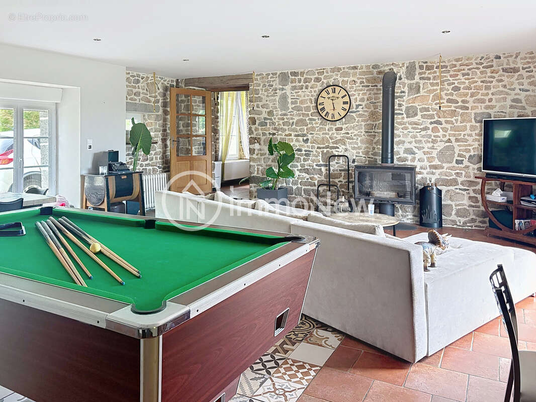 Superbe maison en pierre 192 m2 sur terrain 4807 m2 avec beaux volumes et puits - photo 2