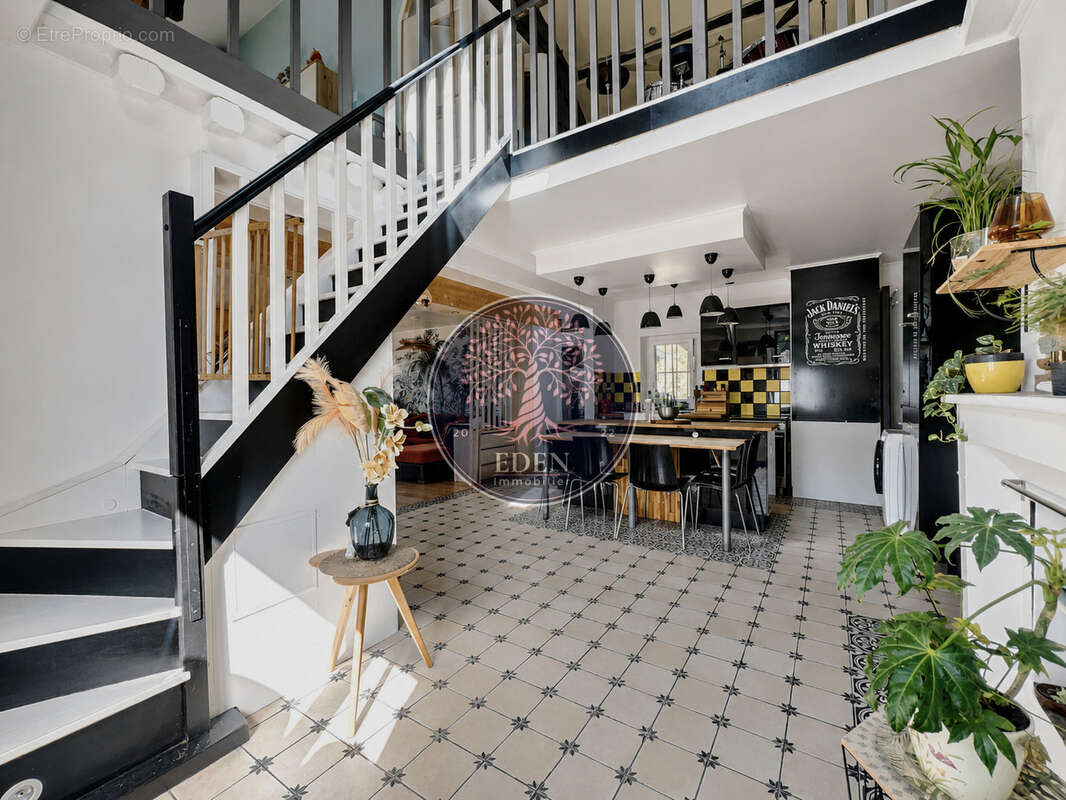 Maison 6 pièces 4 chambres avec dépendances - photo 3