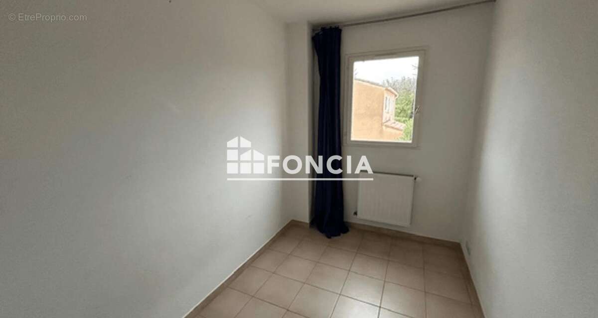 Maison à ENTRAIGUES-SUR-LA-SORGUE