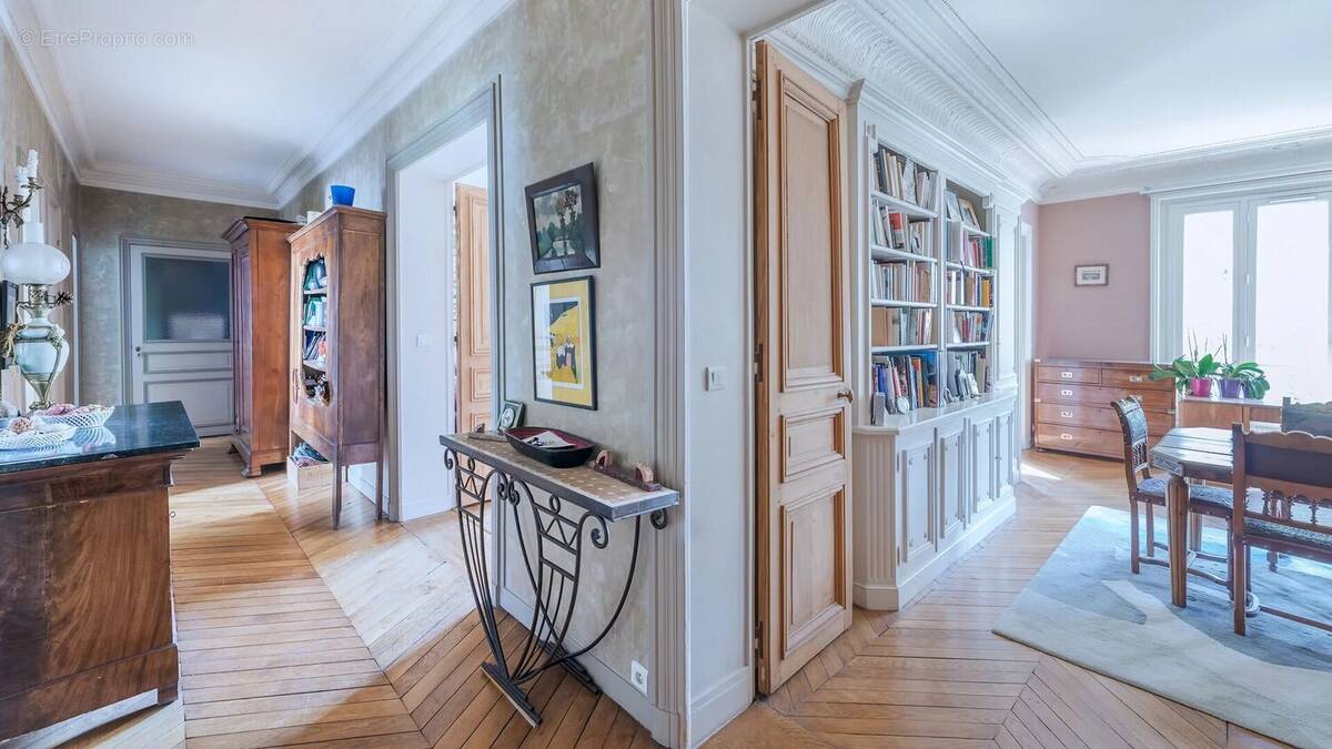 Appartement à PARIS-16E