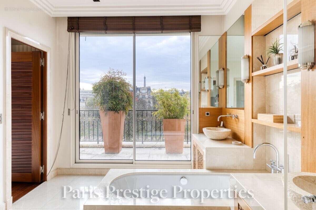 Appartement à PARIS-16E