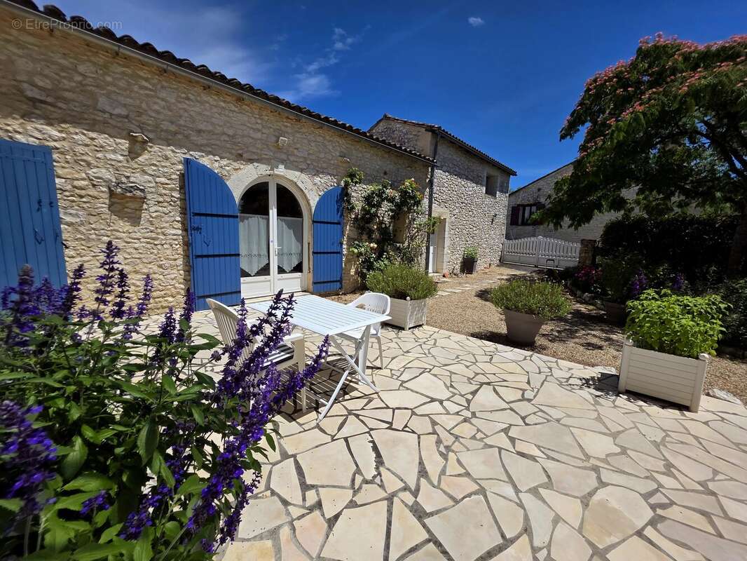 Jolie propriété en pierre avec plusieurs terrasses et vues imprenables. - photo 16