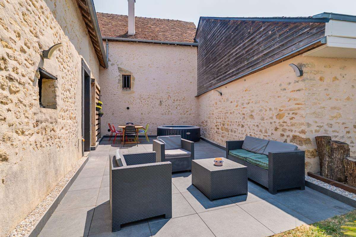 Grande maison de village sans travaux, garage et terrain - photo 3
