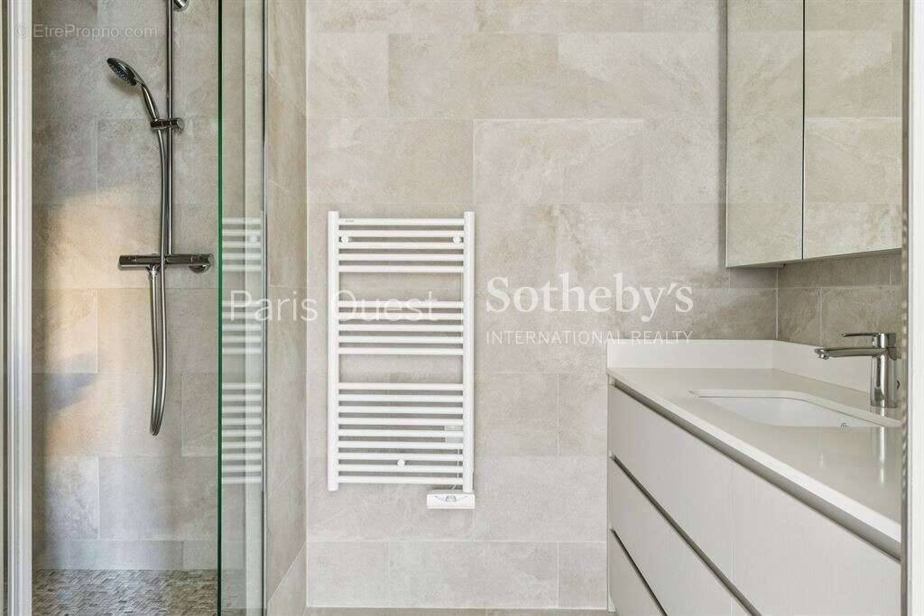 Appartement à PARIS-1E