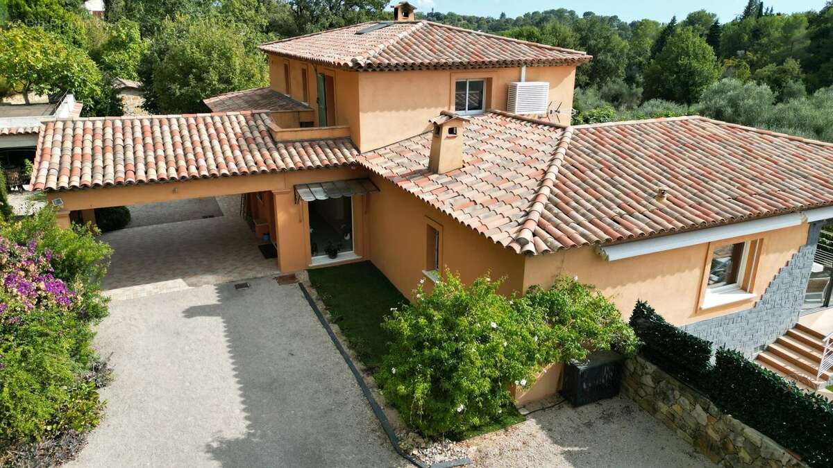 Maison à CHATEAUNEUF-GRASSE